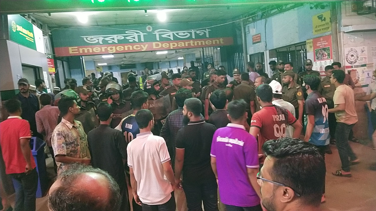 ঢামেকে কোটা আন্দোলনে সংঘর্ষে আহত ৬ জন ভর্তি