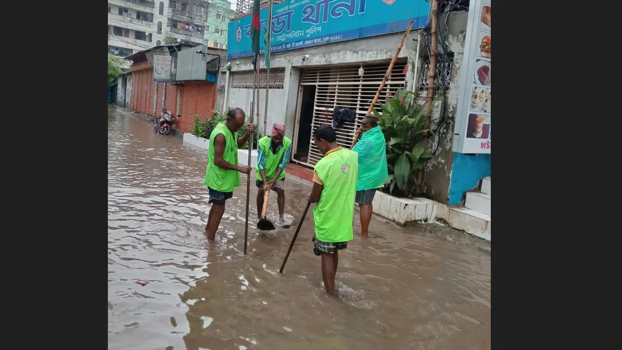 ঢাকার পানি সরাতে কাজ করছে ডিএনসিসির ৫ হাজার কর্মী