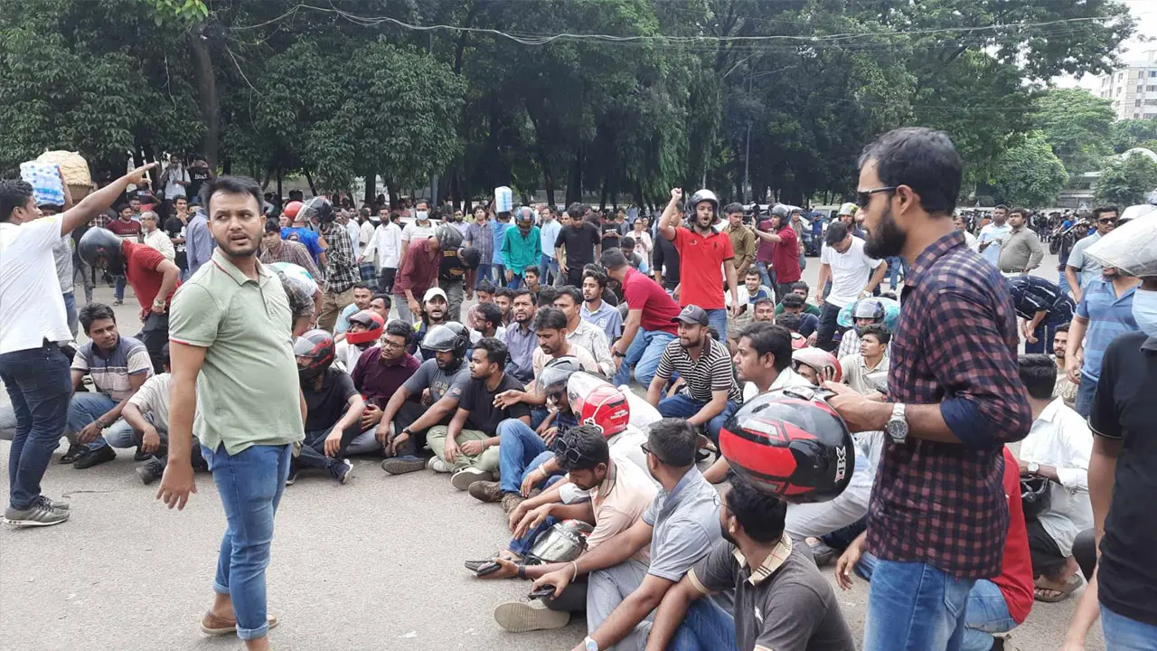 হেলমেট পরে হাতে লাঠি নিয়ে রাজু ভাস্কর্যে ছাত্রলীগের অবস্থান