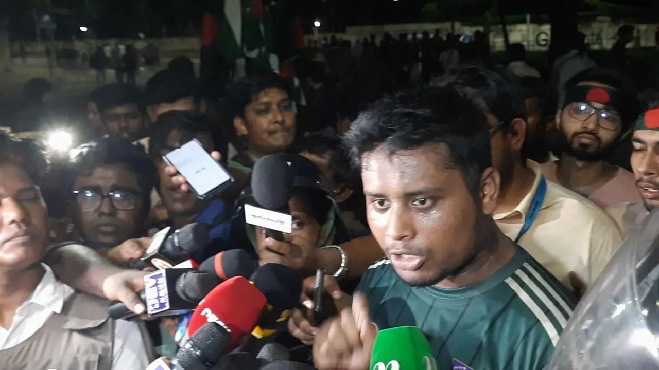 ক্যাম্পাস ছাড়লেন আন্দোলনকারীরা, নতুন কর্মসূচি জানানো হবে