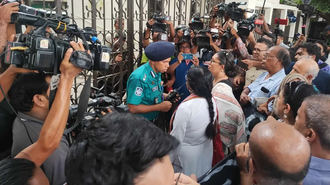 শিক্ষার্থীর মুক্তির জন্য শাহবাগ থানায় ঢাবির ৪ শিক্ষক