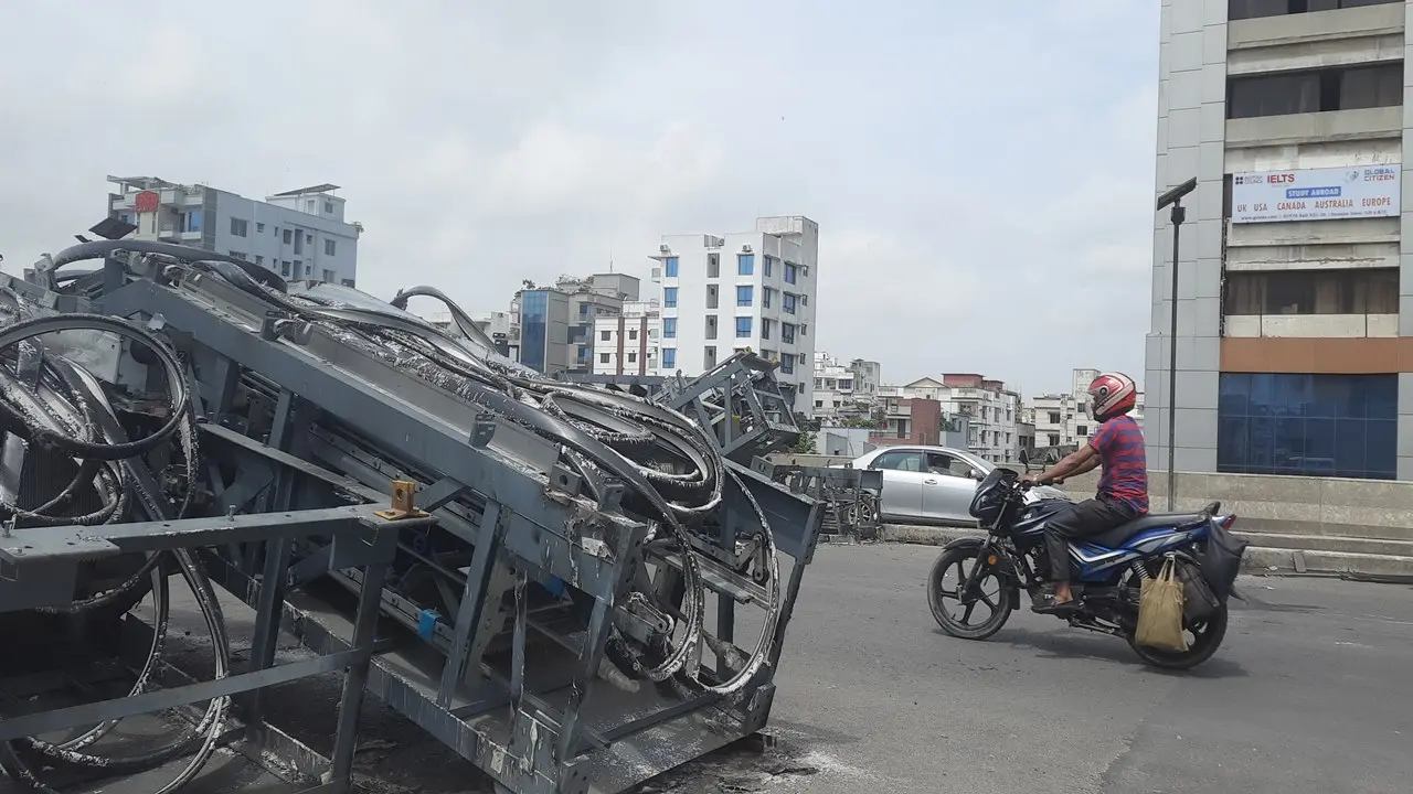 বিআরটি প্রজেক্টের এস্কেলেটরগুলোও আগুনে পুড়ে ছাই 
