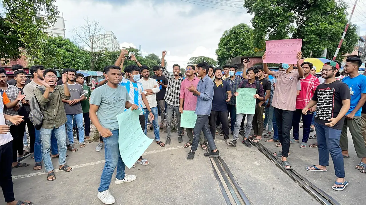 ফেনীতে রেলপথ অবরোধ করে শিক্ষার্থীদের বিক্ষোভ