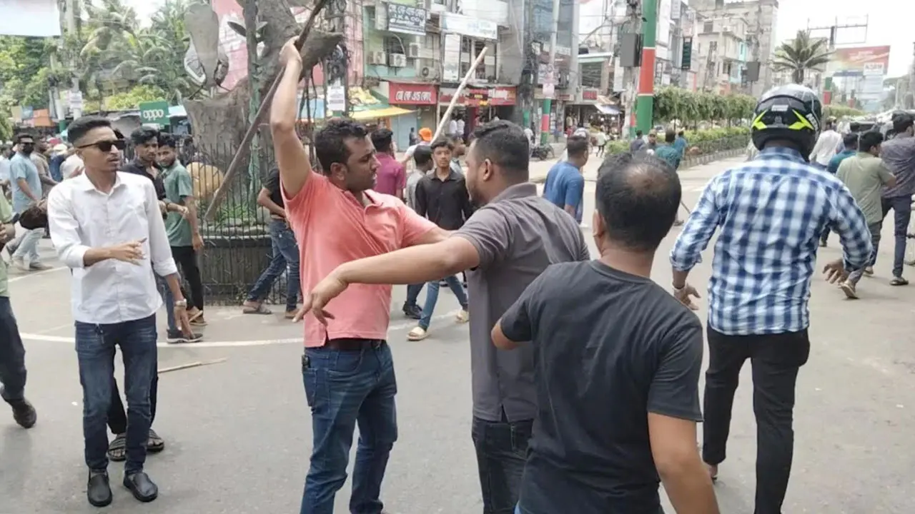 ফেনীতে শিক্ষার্থীদের বিক্ষোভে ছাত্রলীগের হামলা, পুলিশসহ আহত ২০