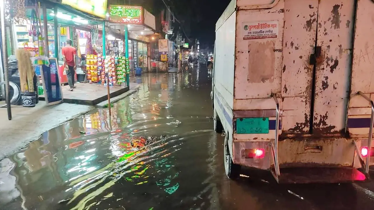 মুহুরী নদীর পানি বেড়ে ফুলগাজী বাজার প্লাবিত