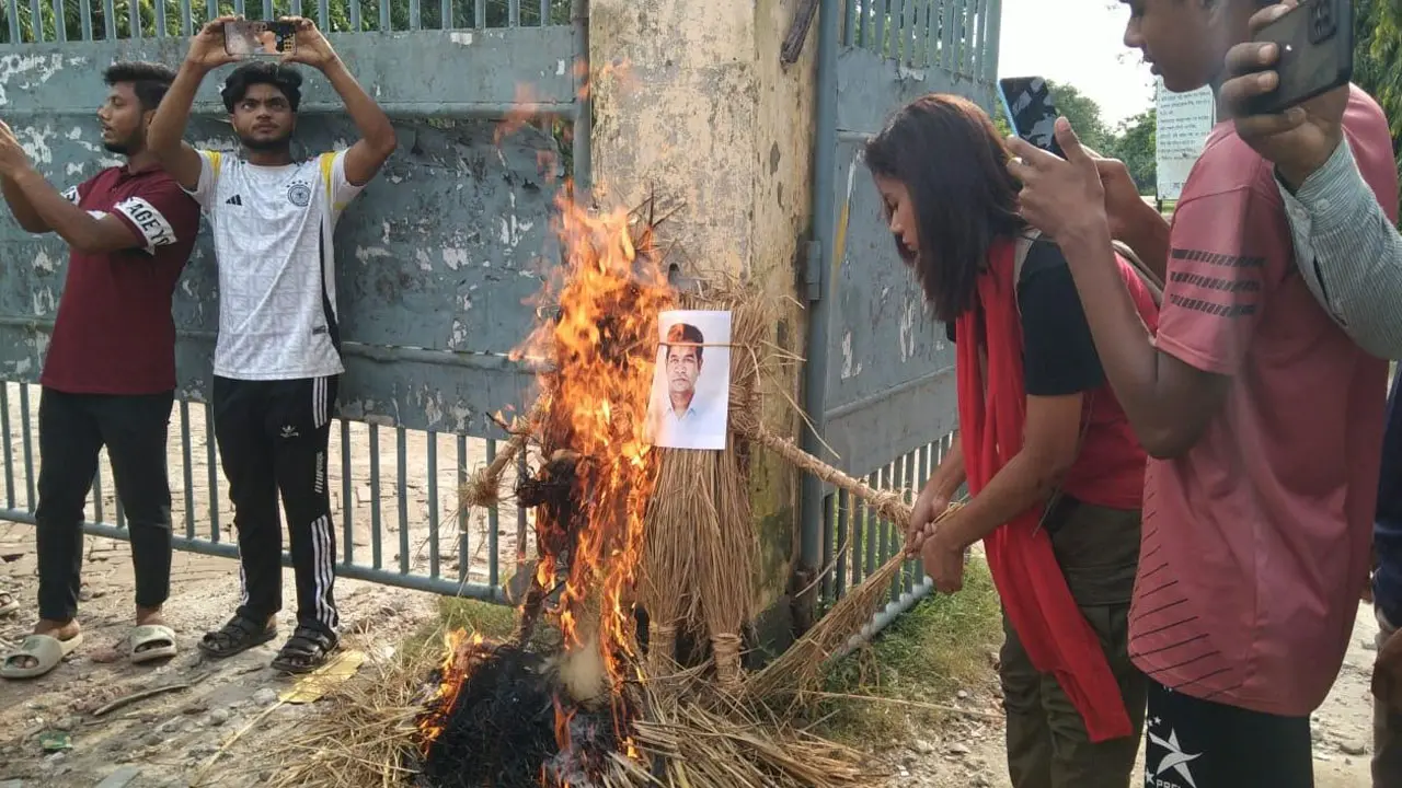 ভিসি ও প্রক্টরের কুশপুত্তলিকা জ্বালালেন বেরোবি শিক্ষার্থীরা