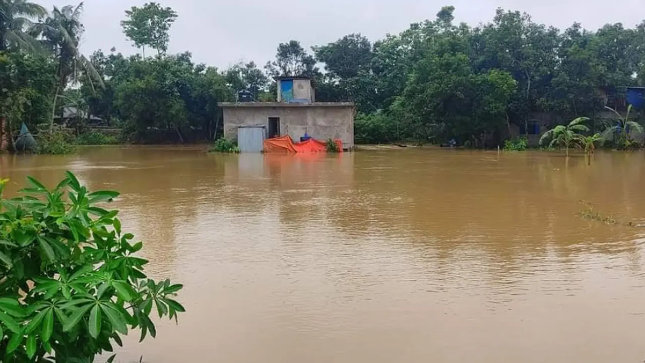 ফেনীতে বন্যা পরিস্থিতির আরও অবনতি, পানিবন্দি ৪ হাজার পরিবার