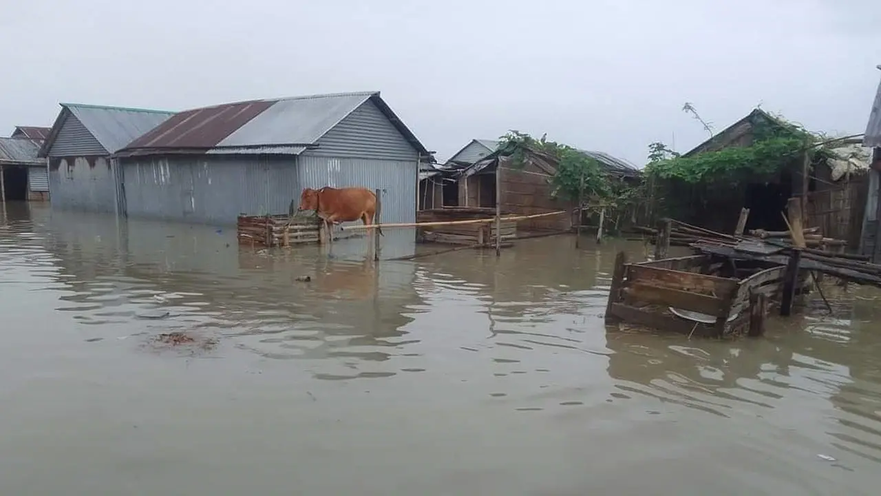 গাইবান্ধায় বন্যা পরিস্থিতির অবনতি, পানিবন্দি ২০ হাজার মানুষ