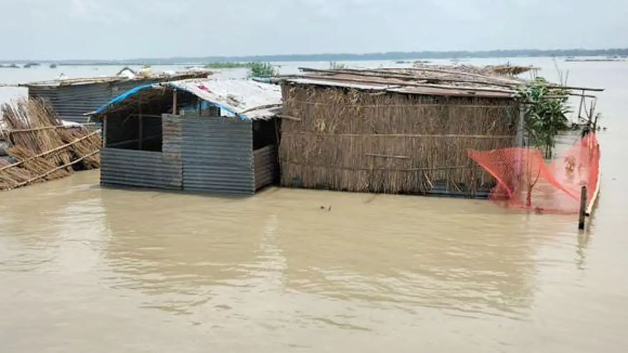 টাঙ্গাইলে বন্যা পরিস্থিতির অবনতি : তলিয়ে যাচ্ছে ঘরবাড়ি, ভাঙছে সড়ক