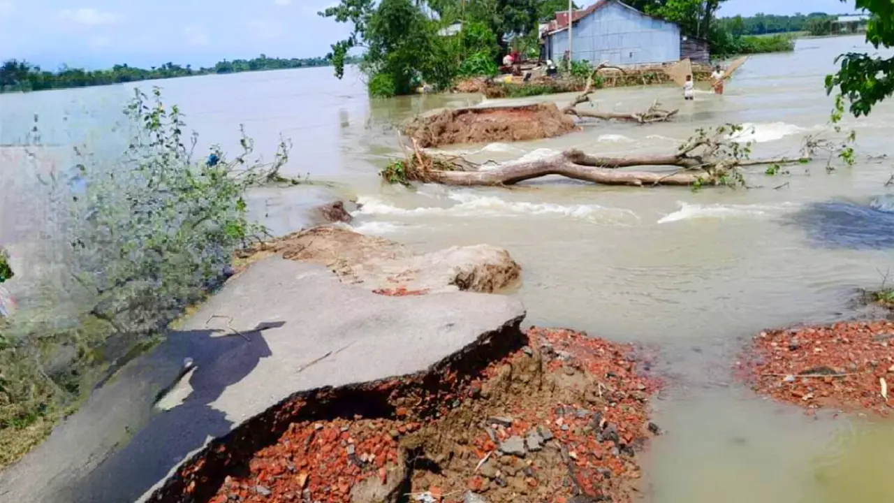 সুনামগঞ্জে বন্যায় ভেসে উঠছে সড়কের ক্ষত, দুর্ভোগ চরমে