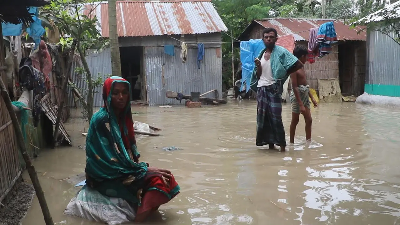 গাইবান্ধায় দুর্ভোগে বানভাসিরা, আশ্রয় নিচ্ছেন বাঁধে