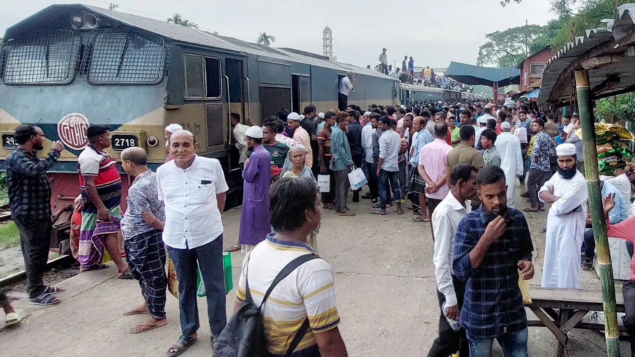 গাজীপুরে ট্রেনের ইঞ্জিন বিকল, দুর্ভোগে যাত্রীরা