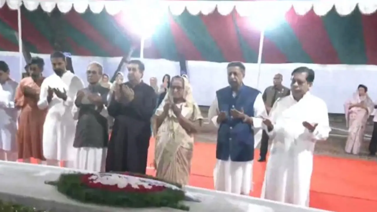 বঙ্গবন্ধুর সমাধিতে প্রধানমন্ত্রীর শ্রদ্ধা