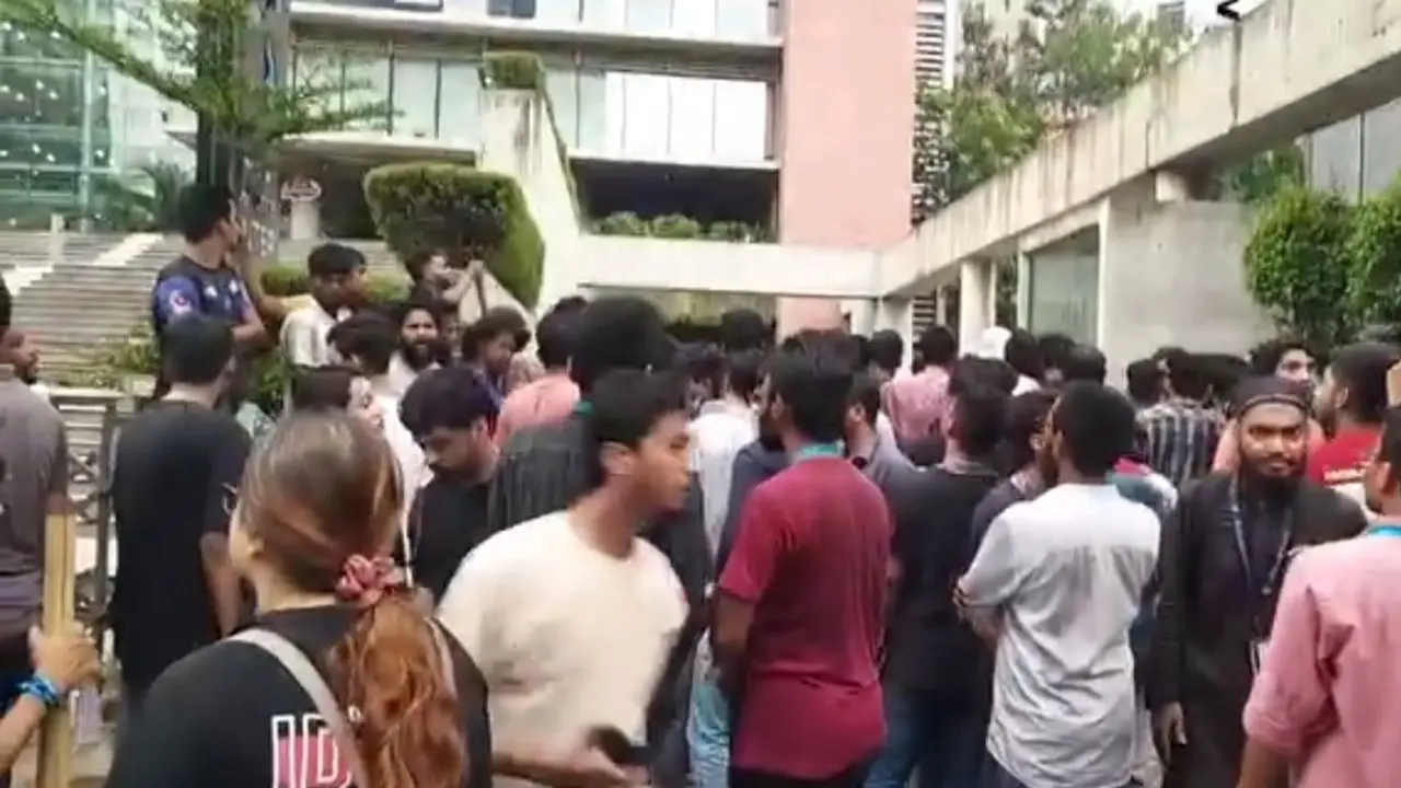 গ্রামীণফোন ভবন ঘেরাও করে রেখেছেন আন্দোলনকারীরা