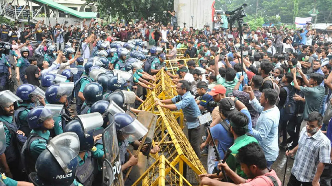 কোটা আন্দোলনে পুলিশের গাড়িতে ভাঙচুরের ঘটনায় মামলা
