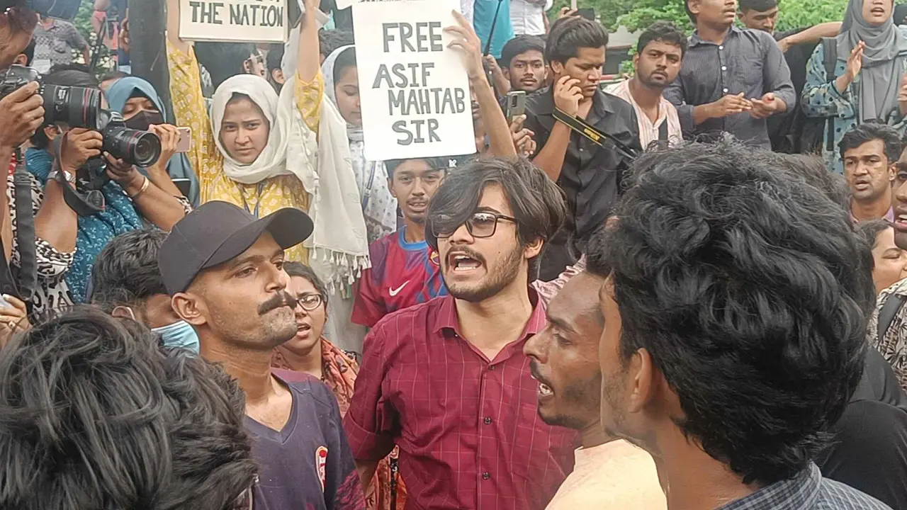 আটকদের মুক্তির দাবিতে হাইকোর্টের সামনে শিক্ষার্থীদের বিক্ষোভ