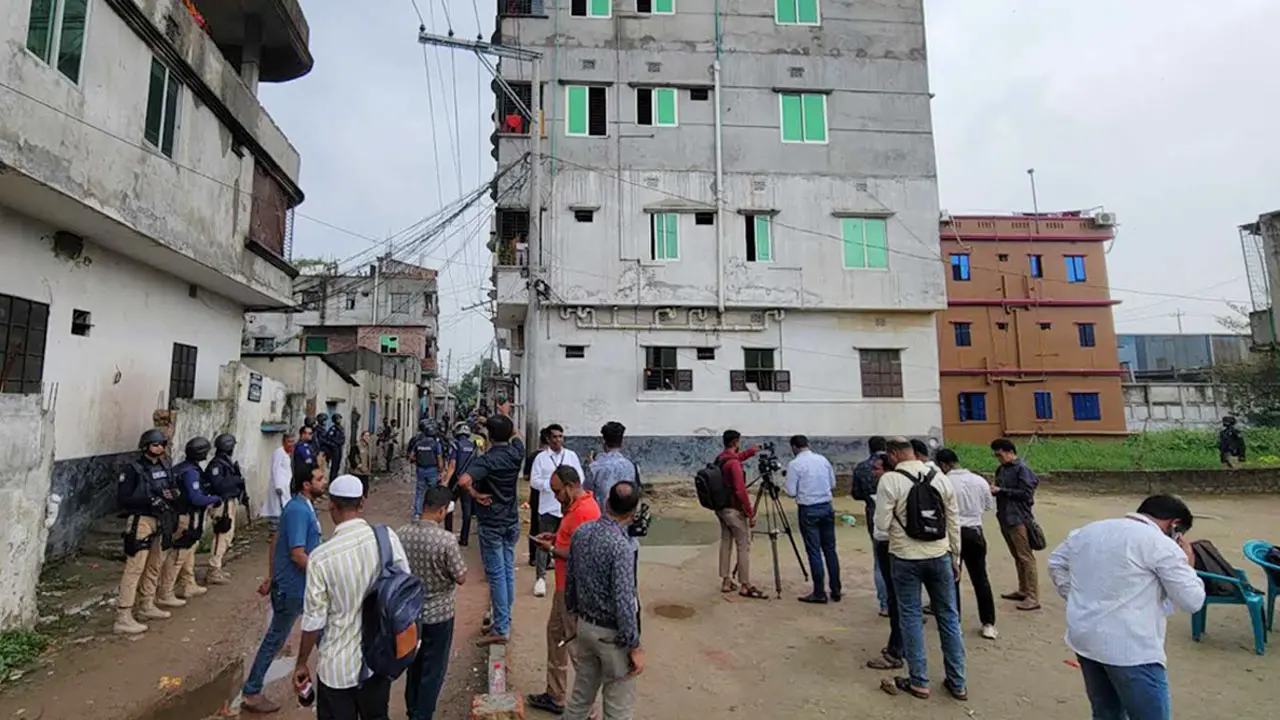 নারায়ণগঞ্জের জঙ্গি আস্তানা থেকে তিনটি বোমা উদ্ধার