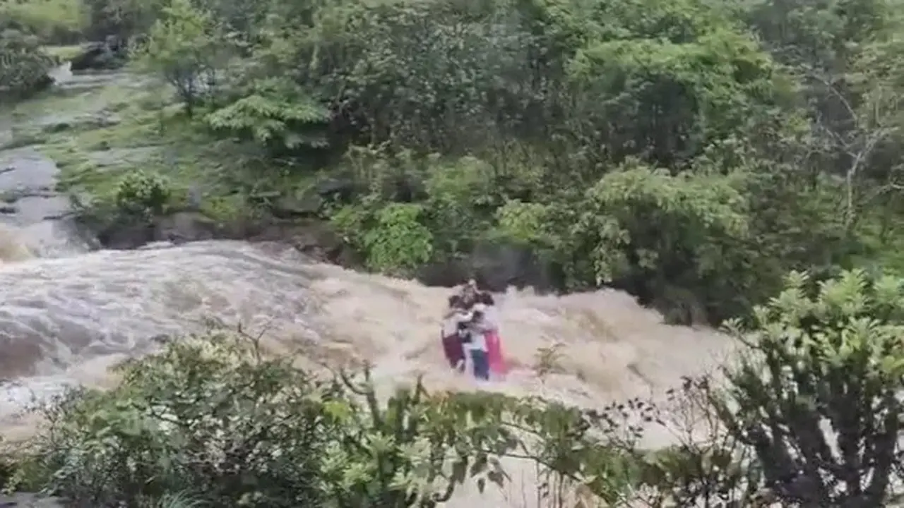 বাঁচার করুণ আকুতি, শত শত মানুষের সামনে ভেসে গেলেন ৭ জন (ভিডিও)