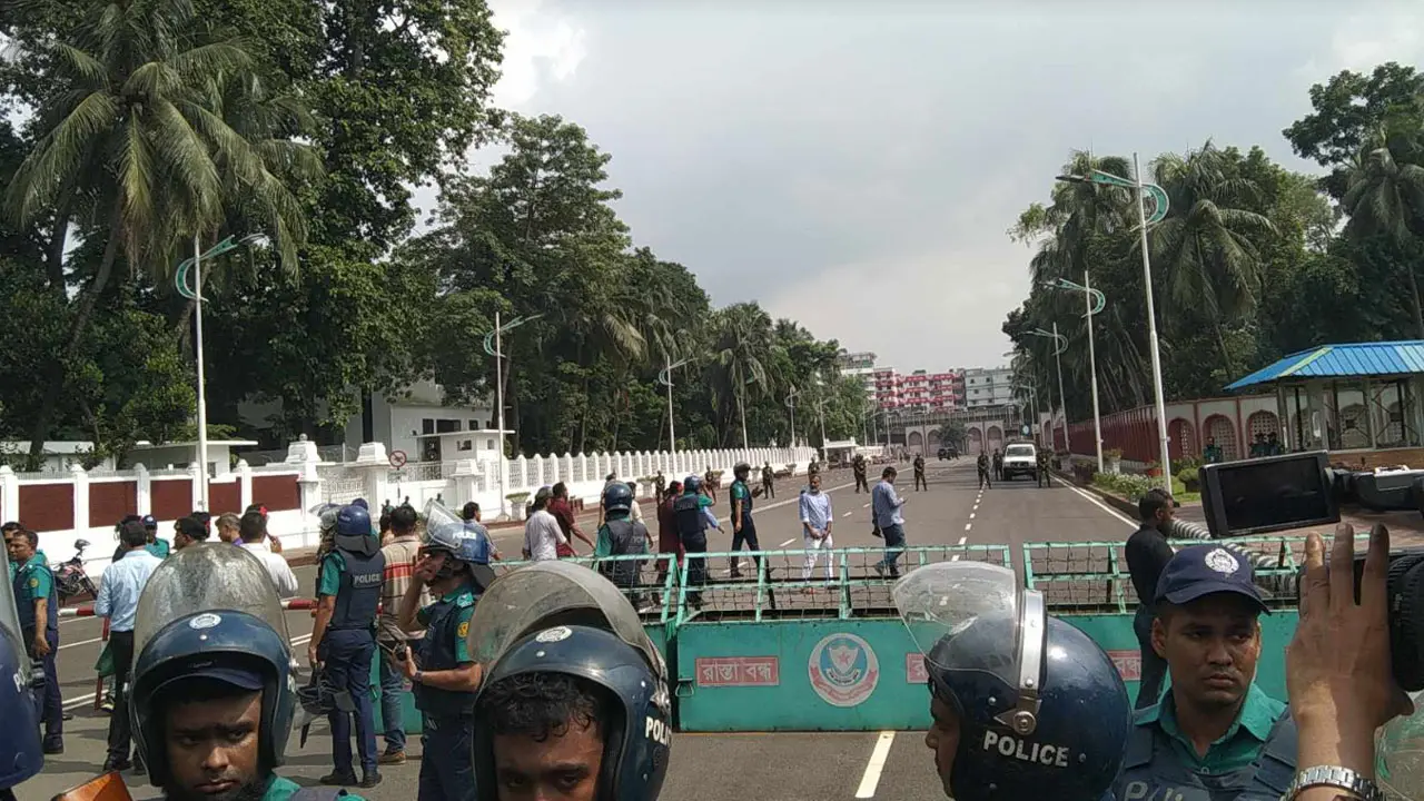 গণপদযাত্রা শেষে ক্যাম্পাসে ফিরেছেন শিক্ষার্থীরা