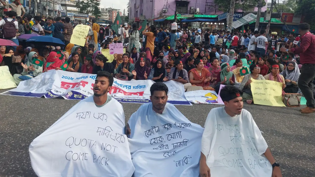কাফনের কাপড় পরে জবি শিক্ষার্থীদের ‘বাংলা ব্লকেড’