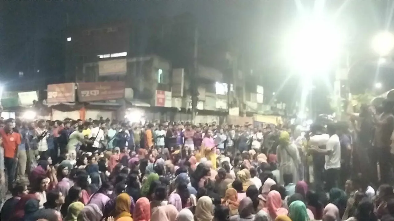 মধ্যরাতেই জবি শিক্ষার্থীদের তাঁতীবাজার অবরোধ 