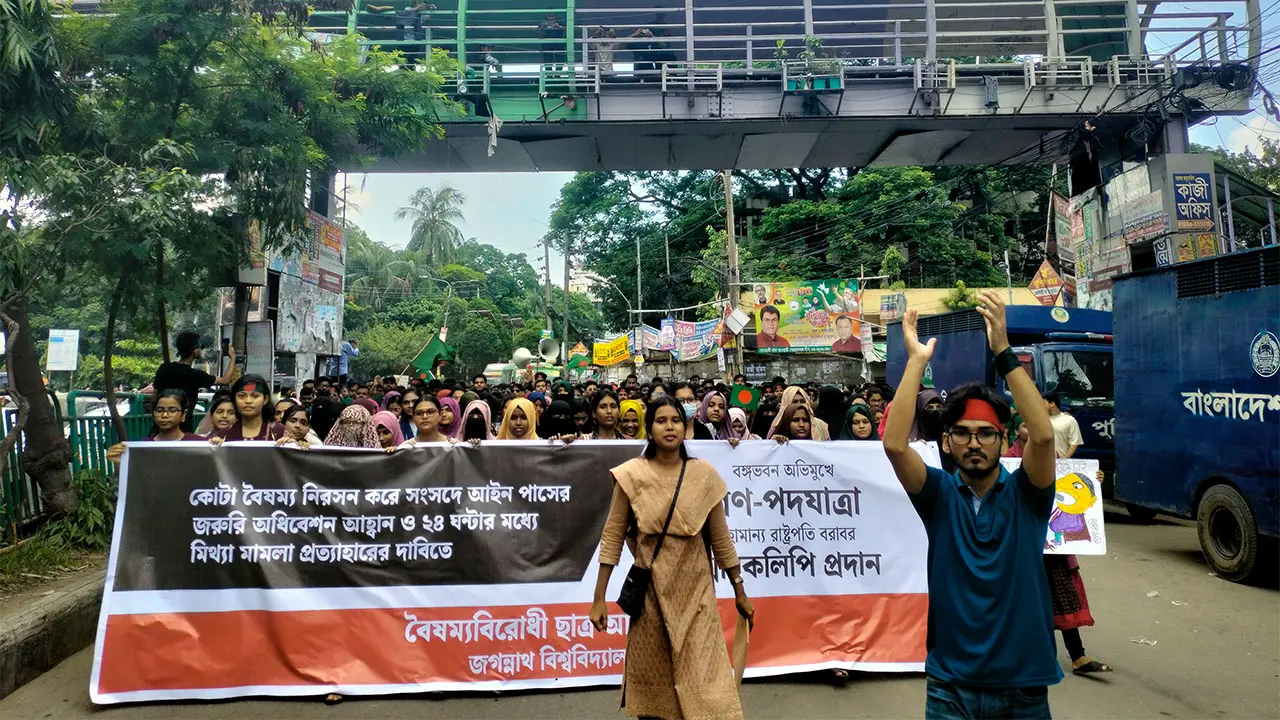 বঙ্গভবন অভিমুখে জবি শিক্ষার্থীদের গণপদযাত্রা শুরু