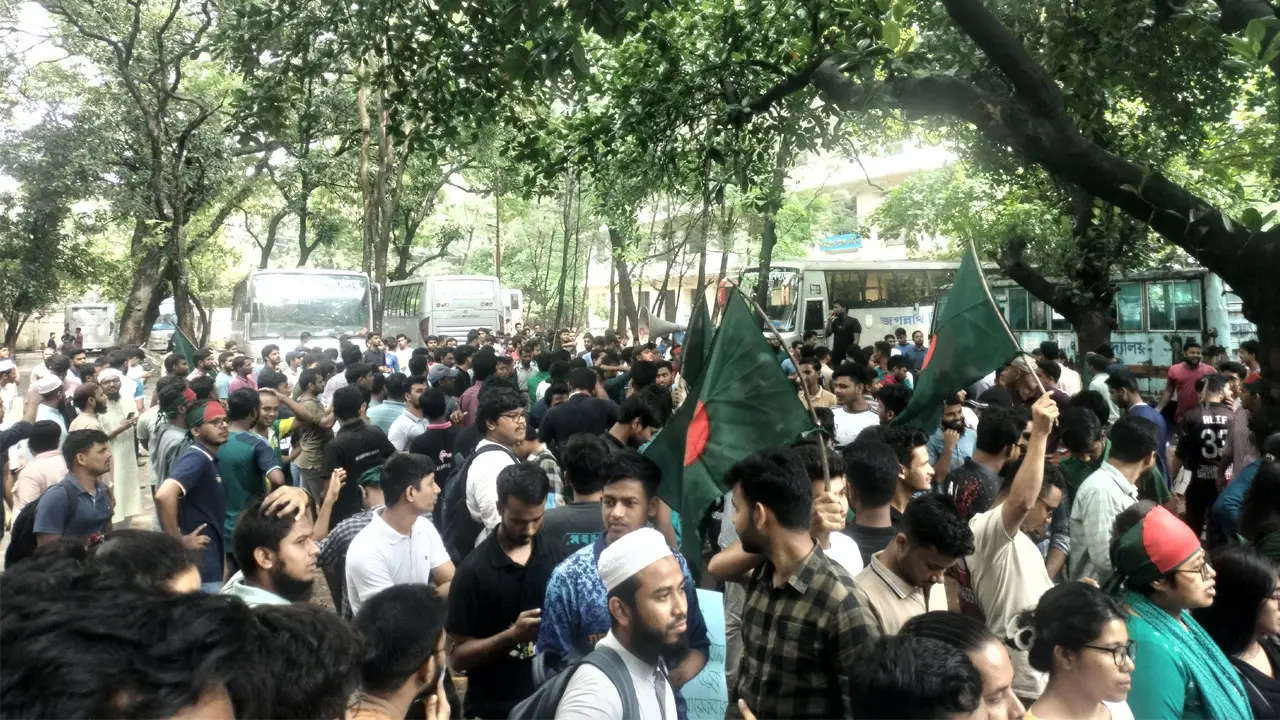 কোটা বাতিলের দাবিতে জবিতে তৃতীয় দিনের আন্দোলনে শিক্ষার্থীরা