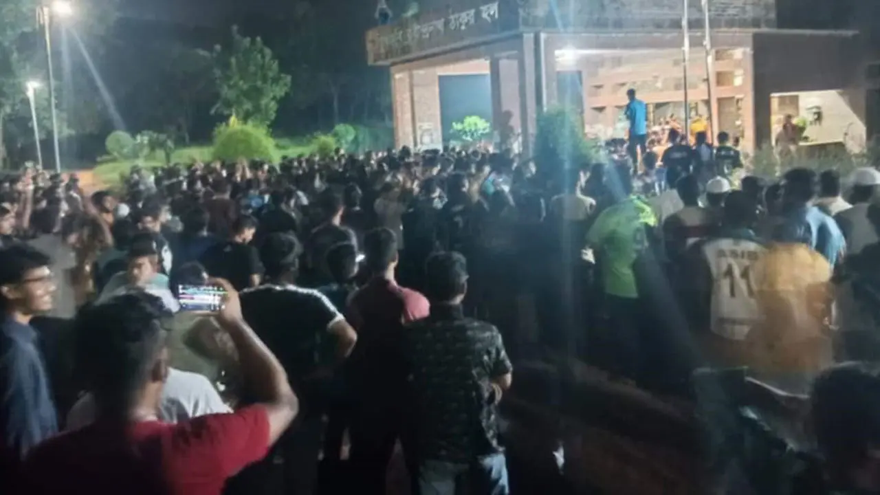 মিছিল-স্লোগানে উত্তাল জাহাঙ্গীরনগর বিশ্ববিদ্যালয় 