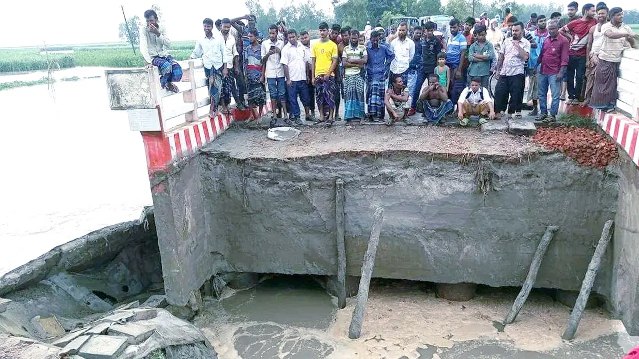 জামালপুরে বিপৎসীমার ওপরে যমুনার পানি, ভেঙেছে সড়ক