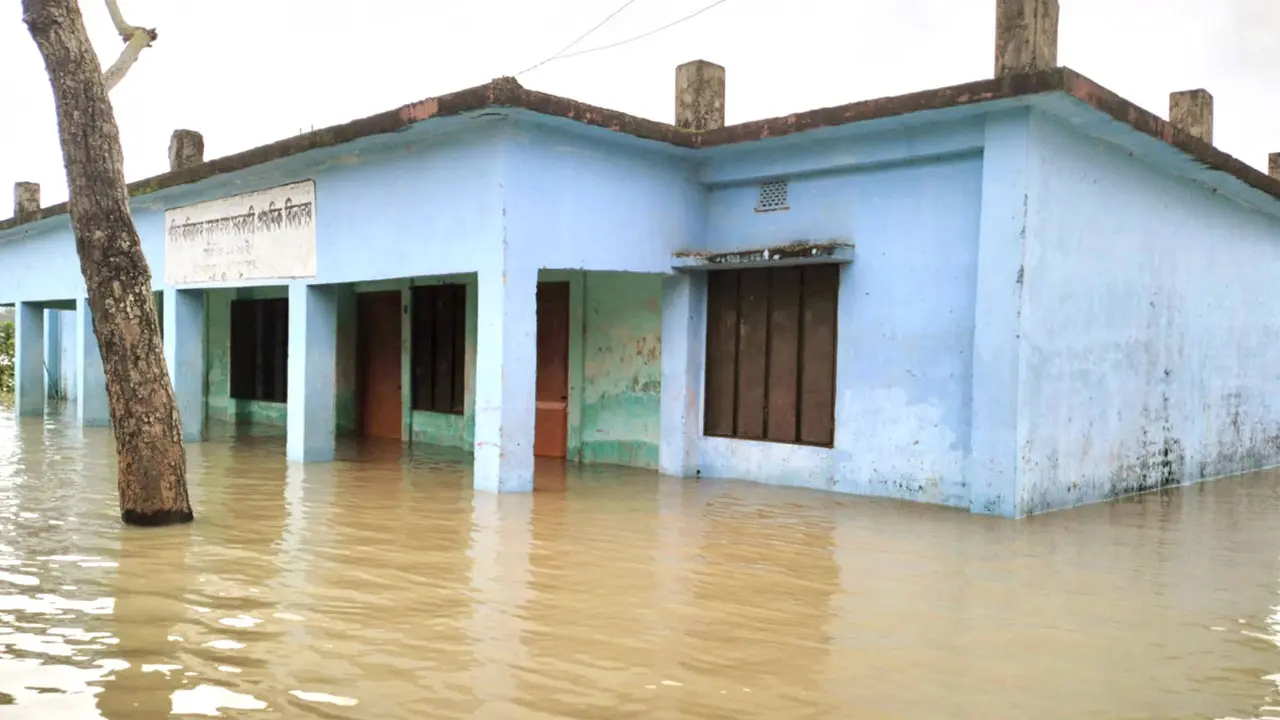 জামালপুরে লক্ষাধিক মানুষ পানিবন্দি, ২১৪ শিক্ষাপ্রতিষ্ঠান বন্ধ