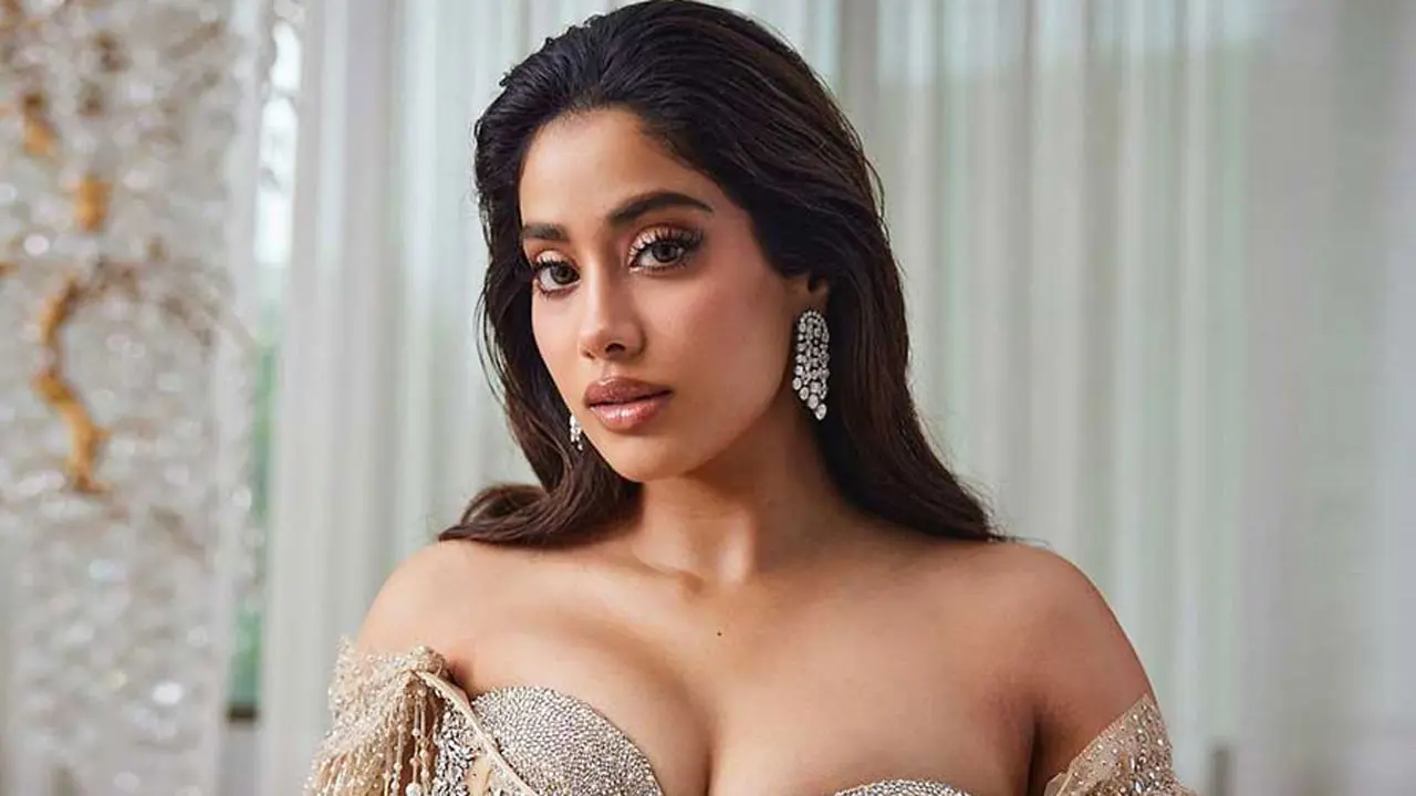 ‘যন্ত্রণায় টয়লেটে পর্যন্ত যেতে পারছিলাম না’— কী হয়েছে জাহ্নবীর?