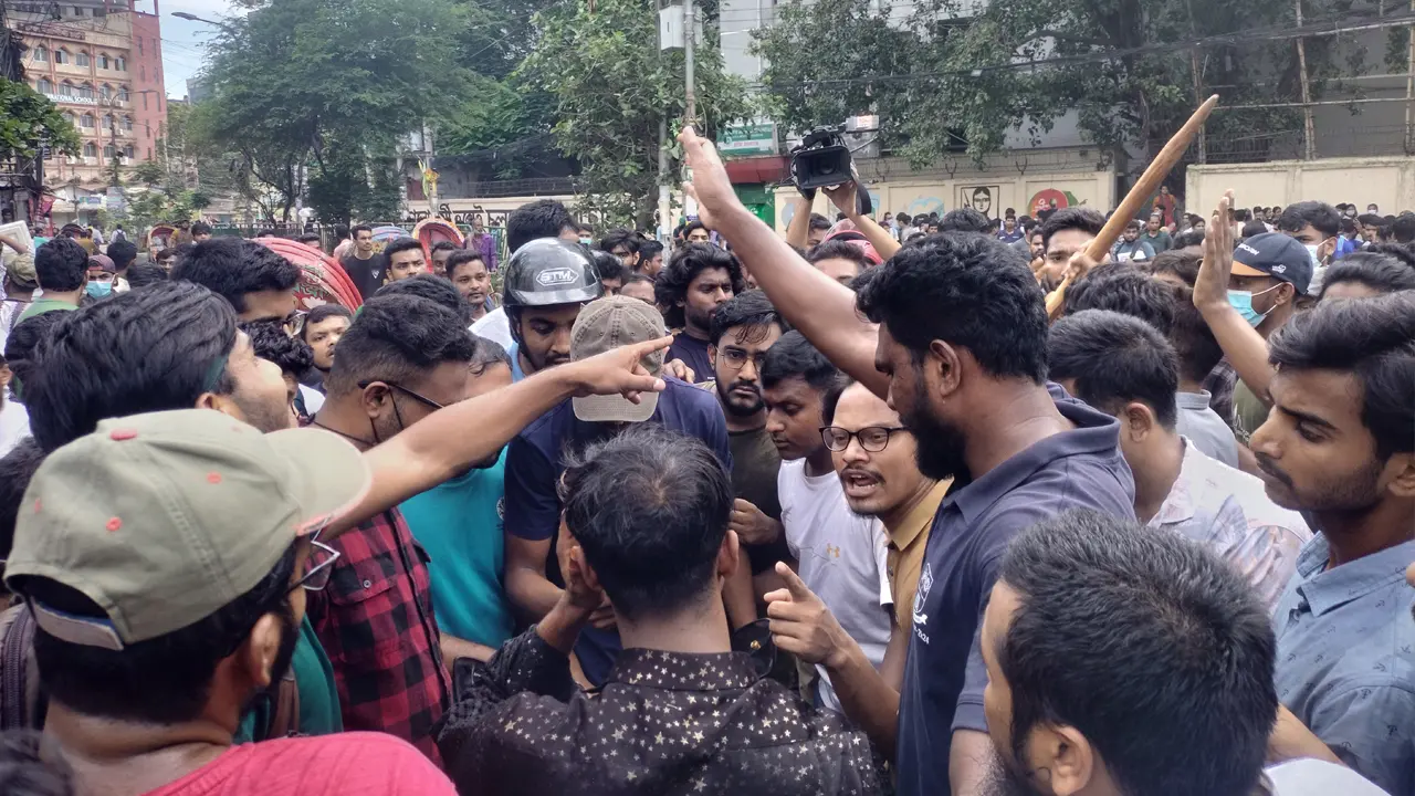 জবি শিক্ষার্থীদের নিয়ন্ত্রণে সদরঘাট, সন্দেহ হলেই তল্লাশি