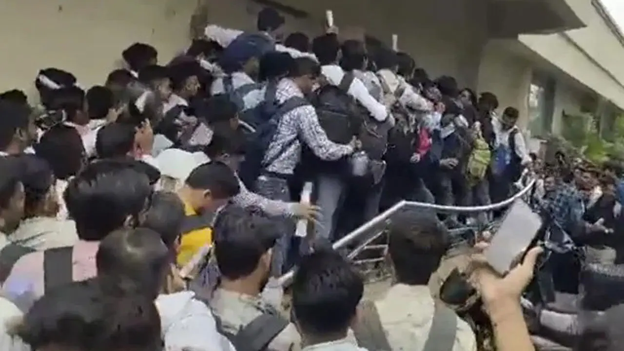 গুজরাটে ১০ পদের জন্য ইন্টারভিউ দিতে গেলেন দুই হাজার প্রার্থী