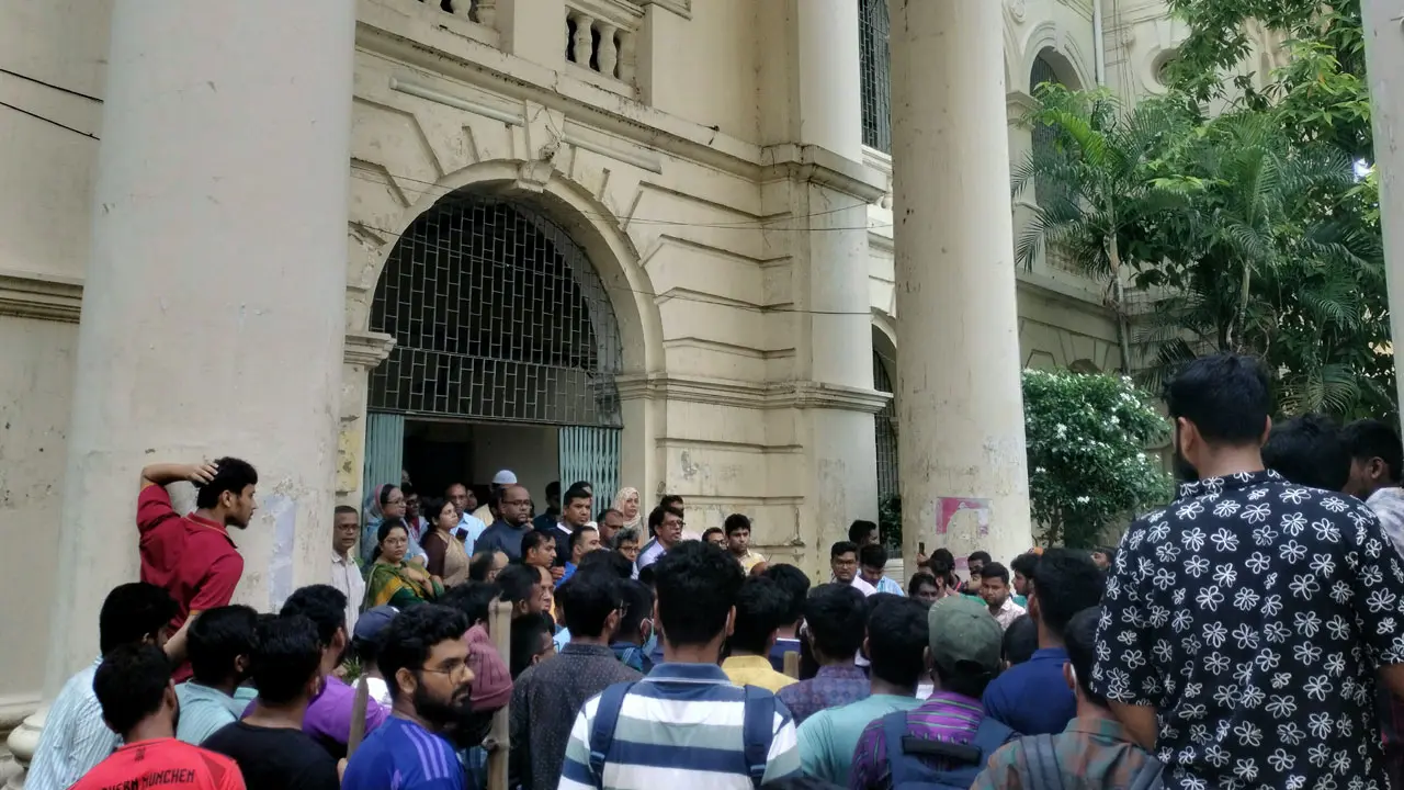 ছাত্ররাজনীতি নিষিদ্ধের দাবিতে জবিতে উপাচার্য ভবন ঘেরাও