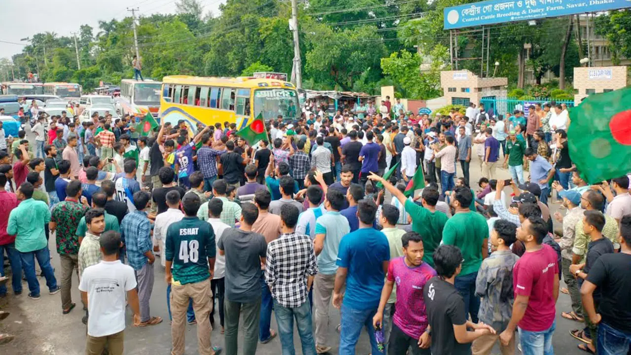 জাবি শিক্ষার্থীদের দেড় ঘণ্টা মহাসড়ক অবরোধ, দীর্ঘ যানজট