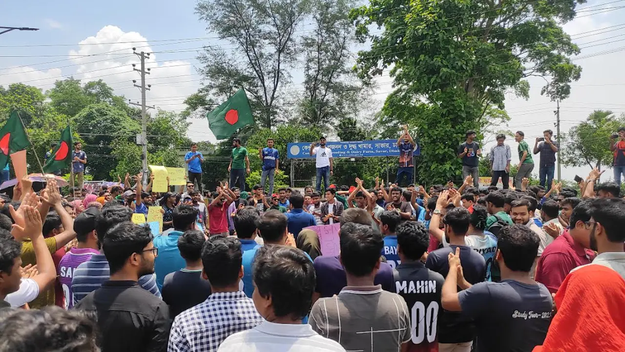 ফের ঢাকা-আরিচা মহাসড়ক অবরোধ করেছেন জাবি শিক্ষার্থীরা
