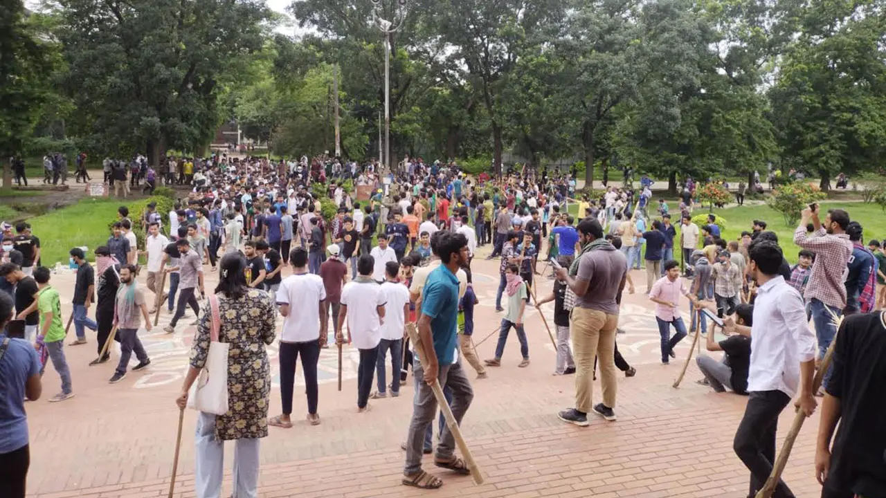 বিশমাইল ফটকে বহিরাগতসহ ছাত্রলীগ, ক্যাম্পাসে শিক্ষার্থীরা