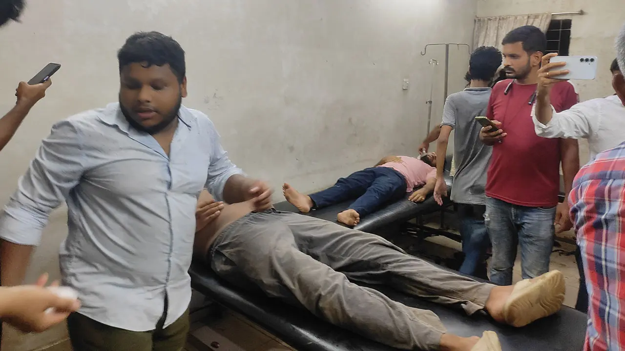 জাবিতে আন্দোলনকারীদের ওপর ছাত্রলীগের হামলা, আহত অর্ধশতাধিক