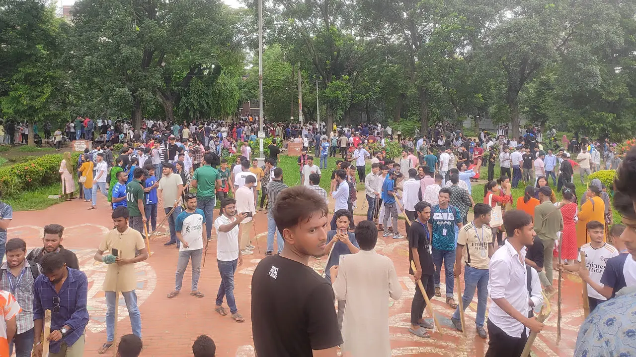 ছাত্রলীগকে ঠেকাতে জাবিতে লাঠি হাতে শিক্ষার্থীদের মহড়া