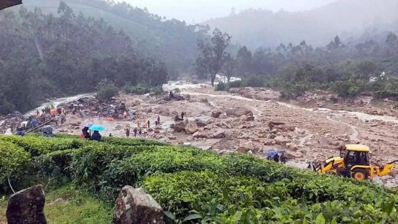 কেরালায় ব্যাপক ভূমিধস, বহু মানুষ হতাহতের আশঙ্কা