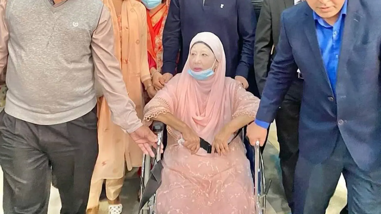 খালেদা জিয়ার স্থায়ী মুক্তি ও বিদেশে চিকিৎসার দাবি ঢাবি সাদা দলের 