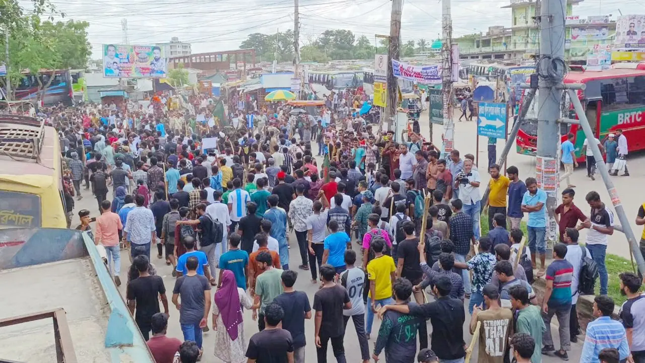 খুলনায় মহাসড়ক অবরোধ করেছে শিক্ষার্থীরা
