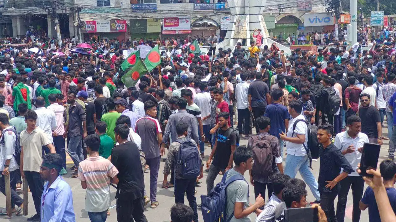 কমপ্লিট শাটডাউনে খুলনার সড়কে শিক্ষার্থীরা, শিববাড়ি অবরোধ