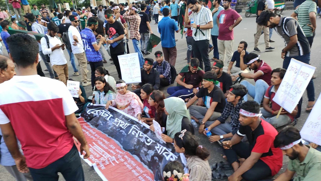 এবার কারওয়ান বাজার অভিমুখে কোটা আন্দোলনকারীরা