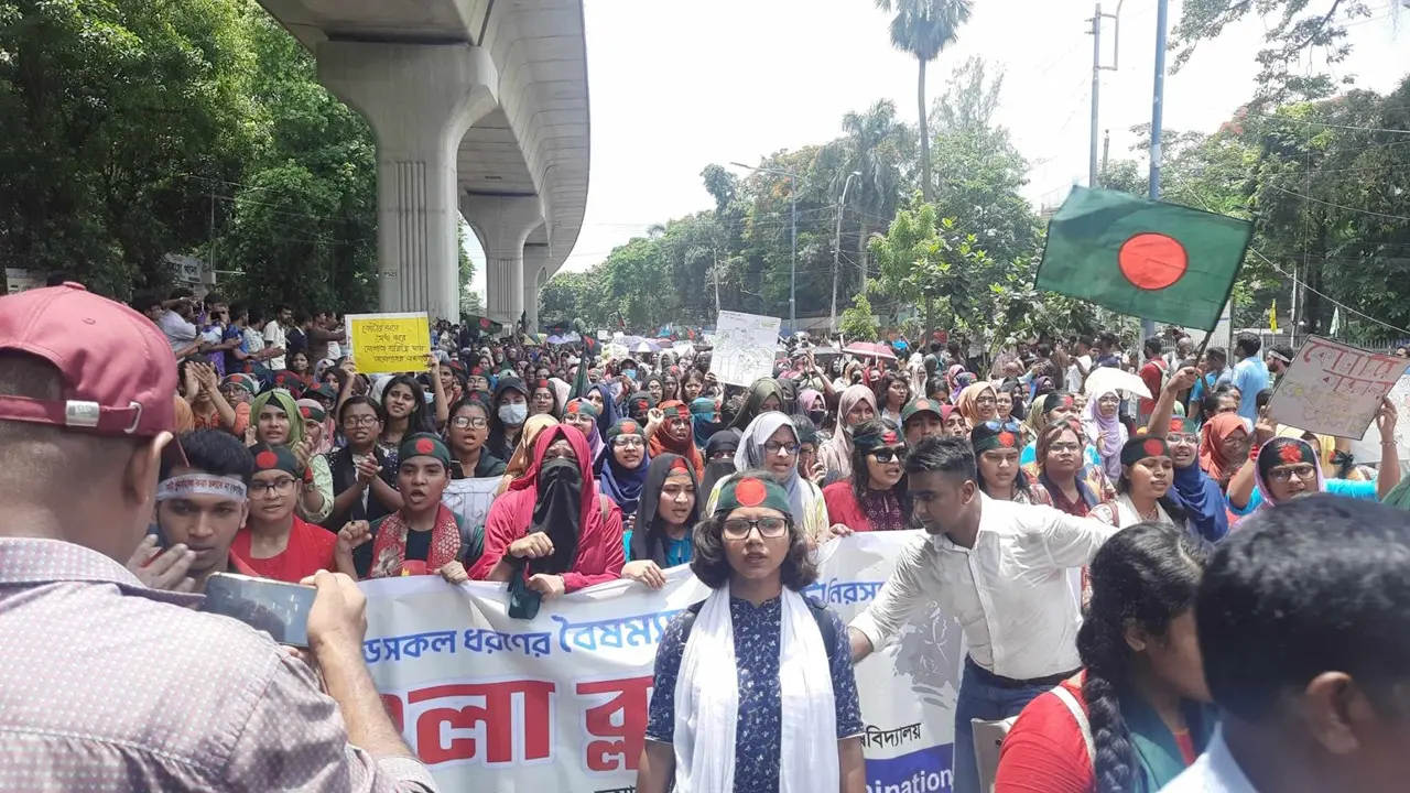 কোটাবিরোধী স্লোগানে মুখরিত শাহবাগ