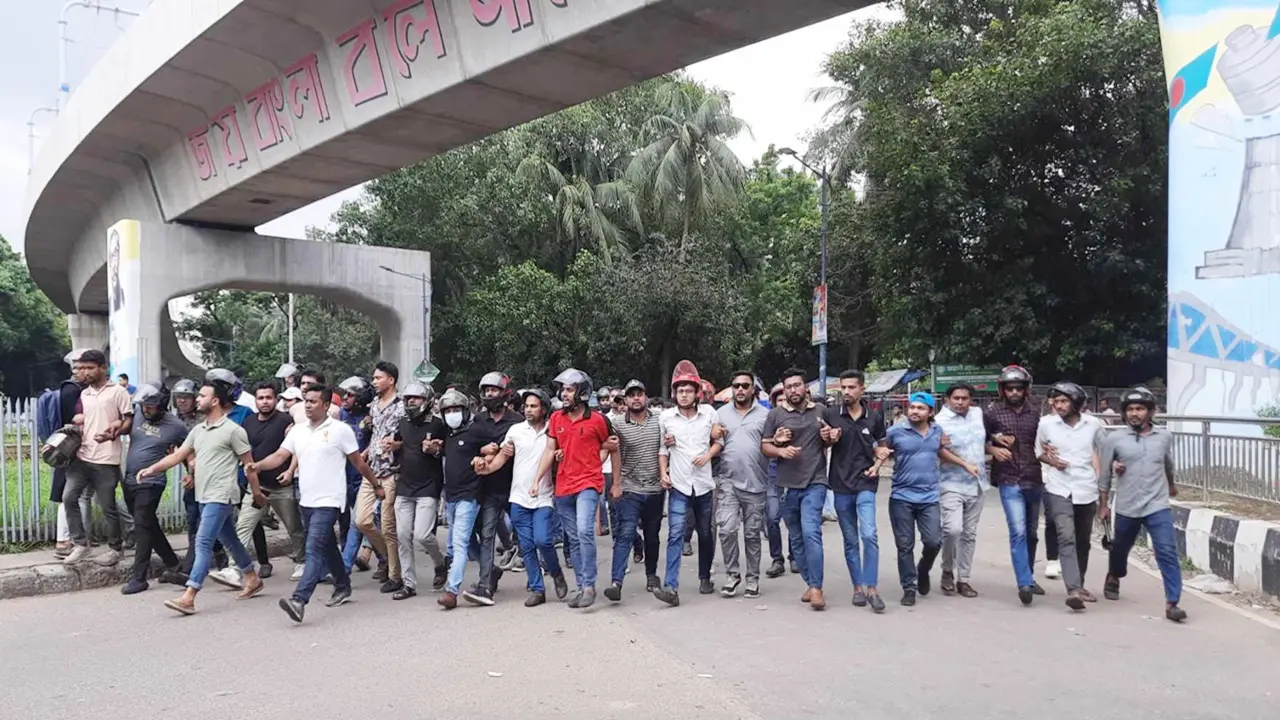 মিছিল নিয়ে ঢাবিতে ঢুকছেন ছাত্রলীগ নেতাকর্মীরা