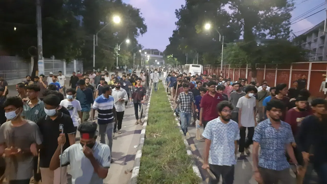 ‘প্রতিশোধ চাই’ স্লোগানে রাজপথে বুয়েট শিক্ষার্থীরা