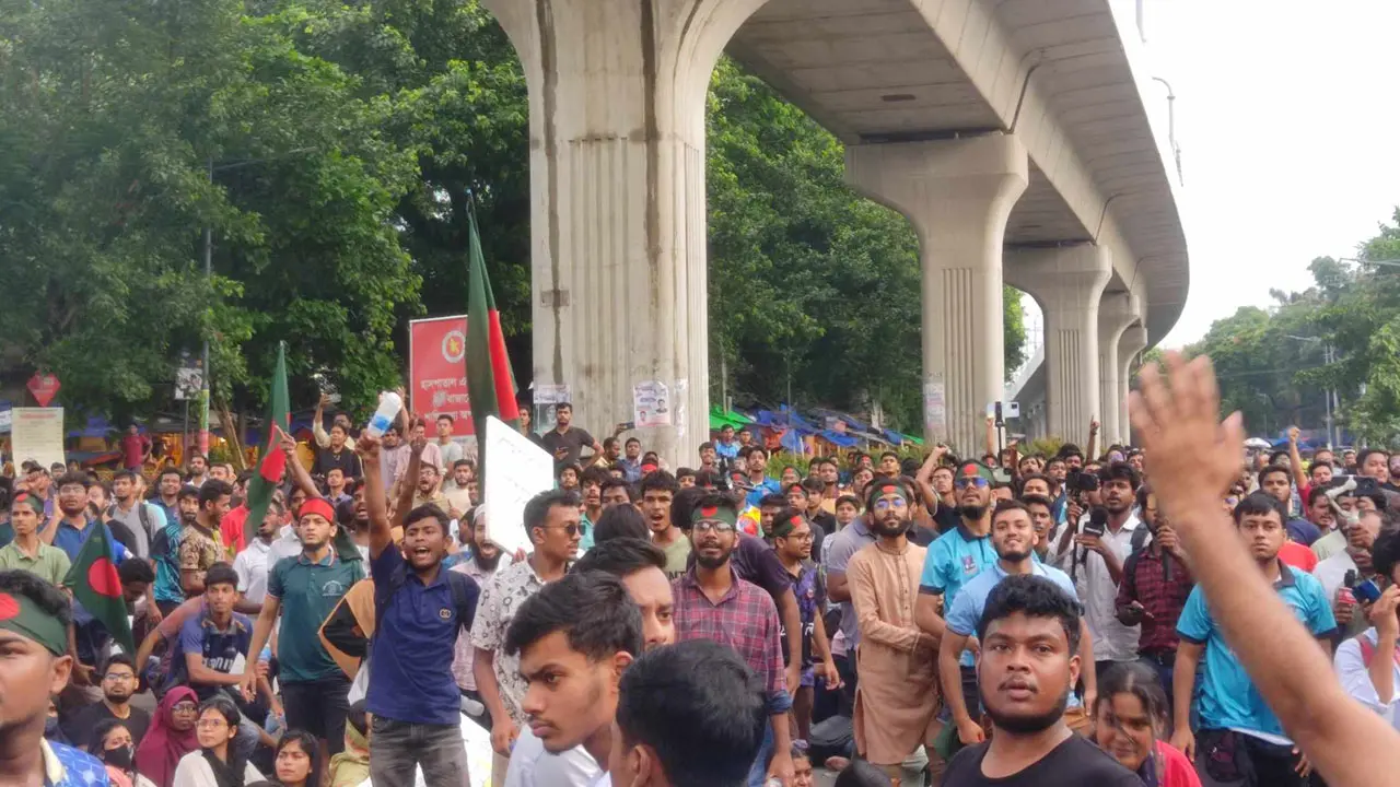 কোটাবিরোধী আন্দোলন : শাহবাগে ৫ ঘণ্টা যান চলাচল বন্ধ