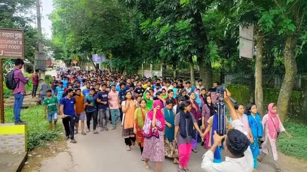 কুবিতে হল ছাড়ার নির্দেশ প্রত্যাখ্যান শিক্ষার্থীদের