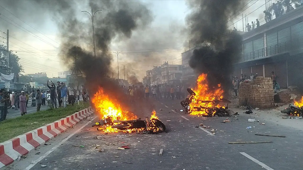 কুষ্টিয়ায় দিনভর উত্তেজনায় ৮ মোটরসাইকেলে আগুন, গুলিবিদ্ধ ১
